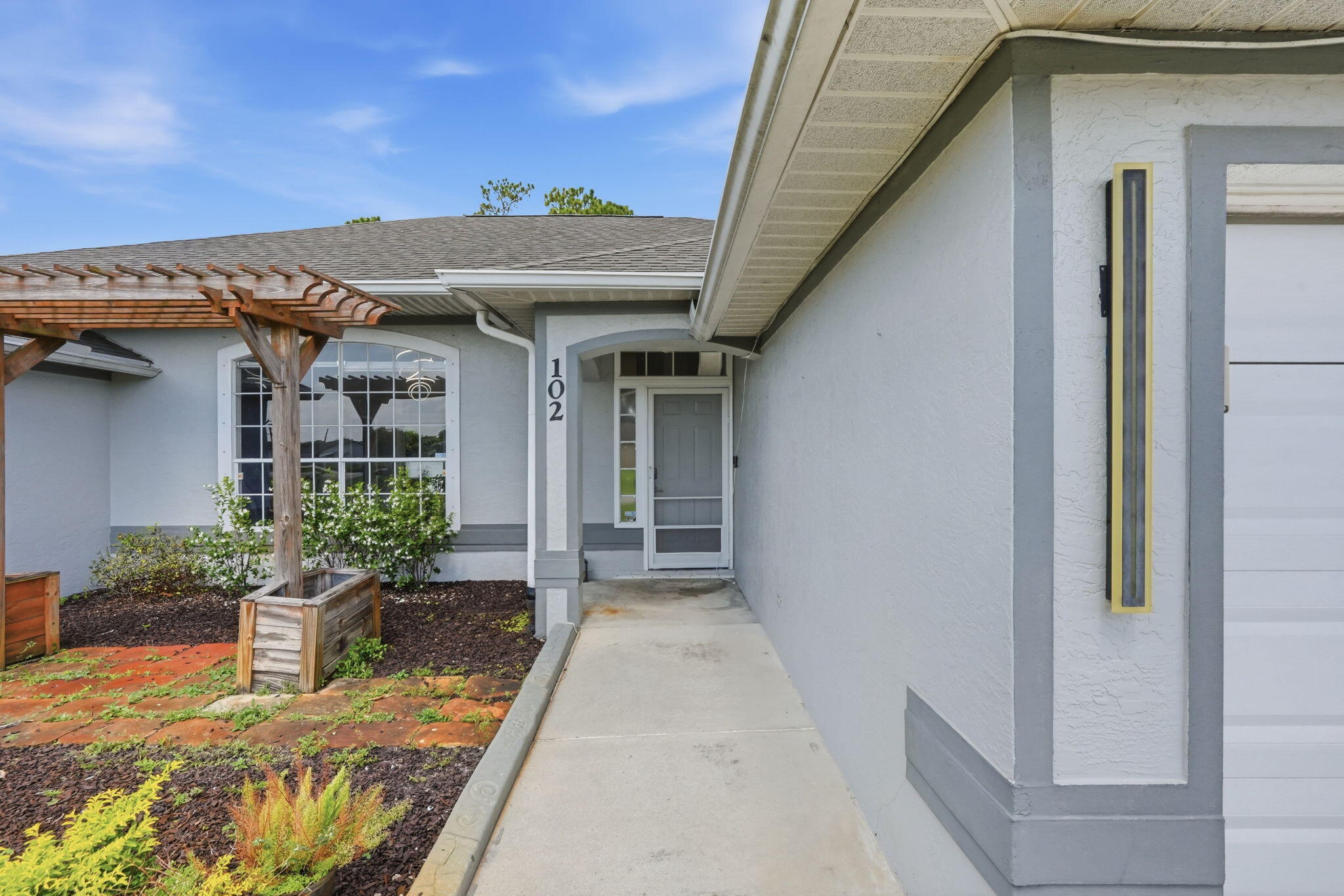 102 NW Peach Street — photo 3