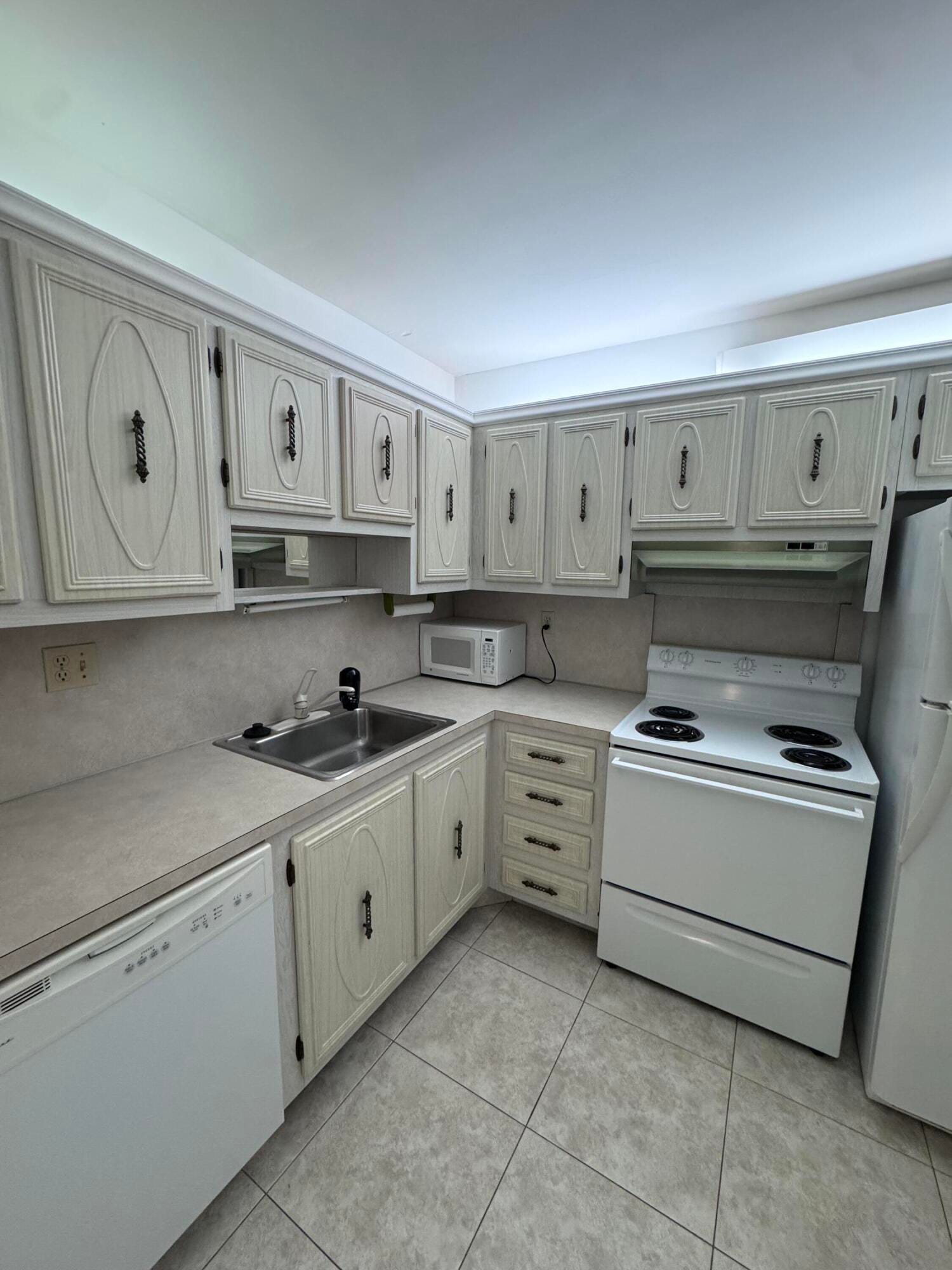 5660 SW 3rd Place 105, Margate, FL 33068 photo 1