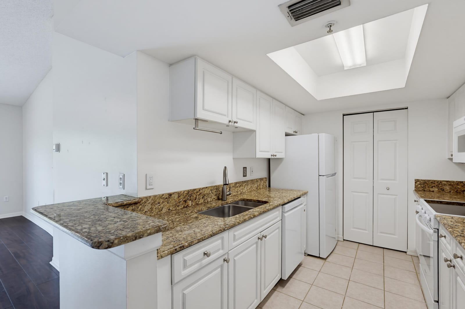 400 N Crestwood Ct Court N 417 — photo 8