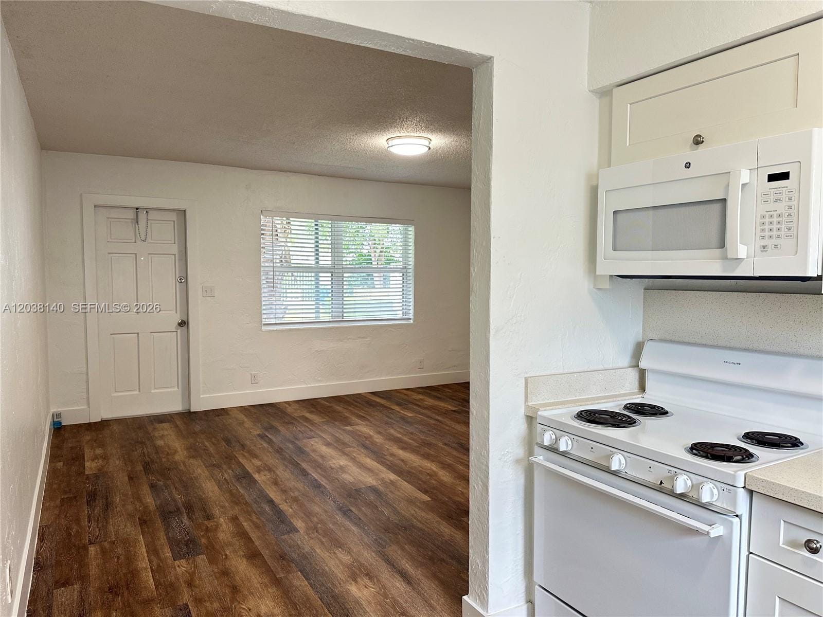 1821 Thomas Street 2 — photo 5