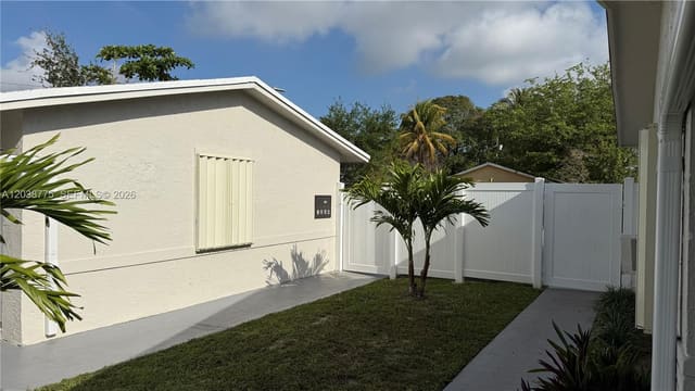 220 NW 12th Street 4, Pompano Beach, FL 33060