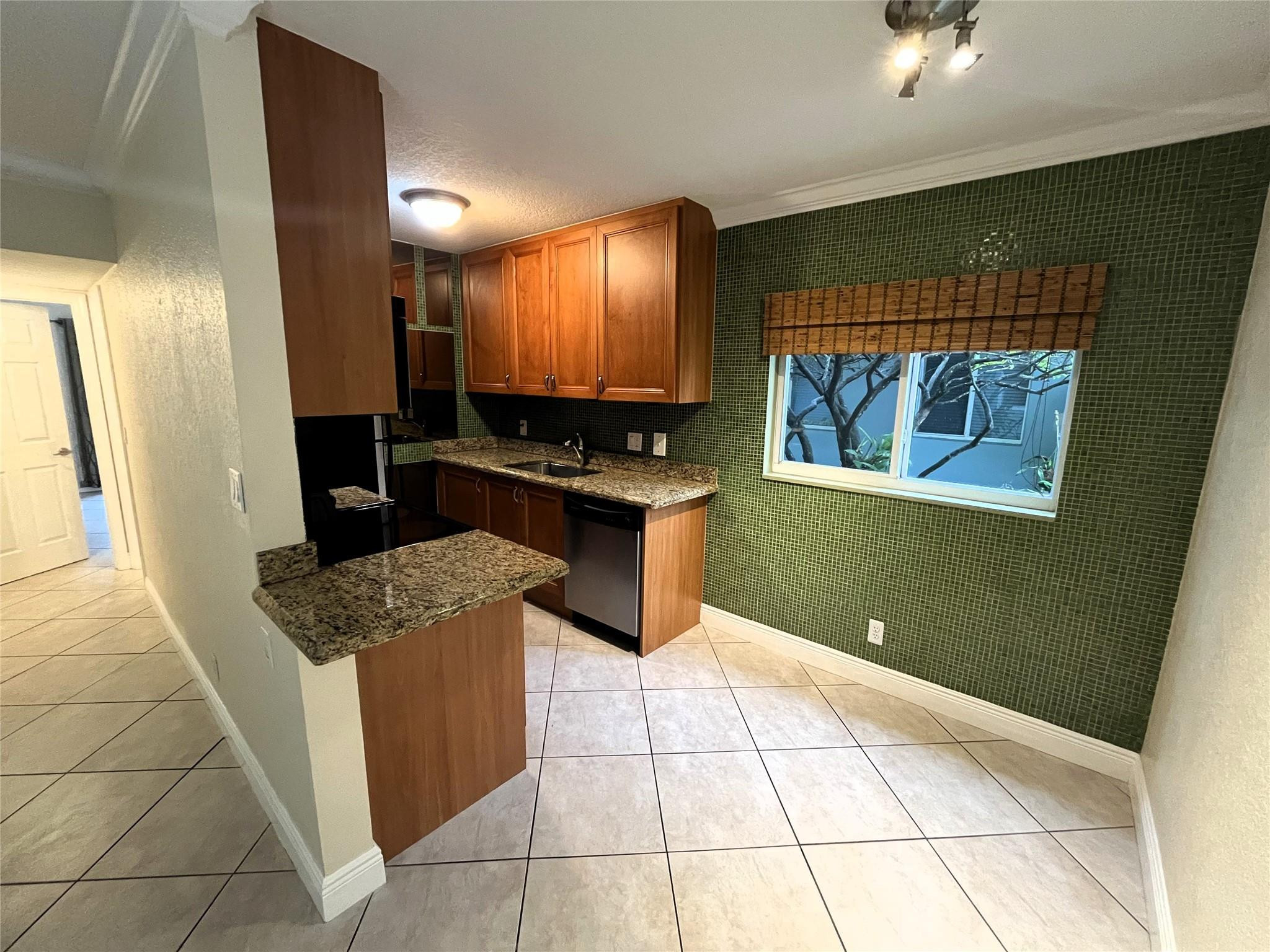 1460 NE 18th Street 104 — photo 8