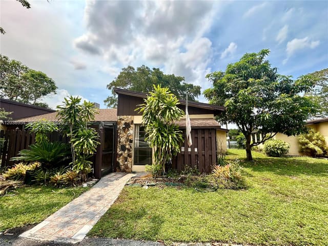 416 Briarwood Circle 2-24, Hollywood, FL 33024