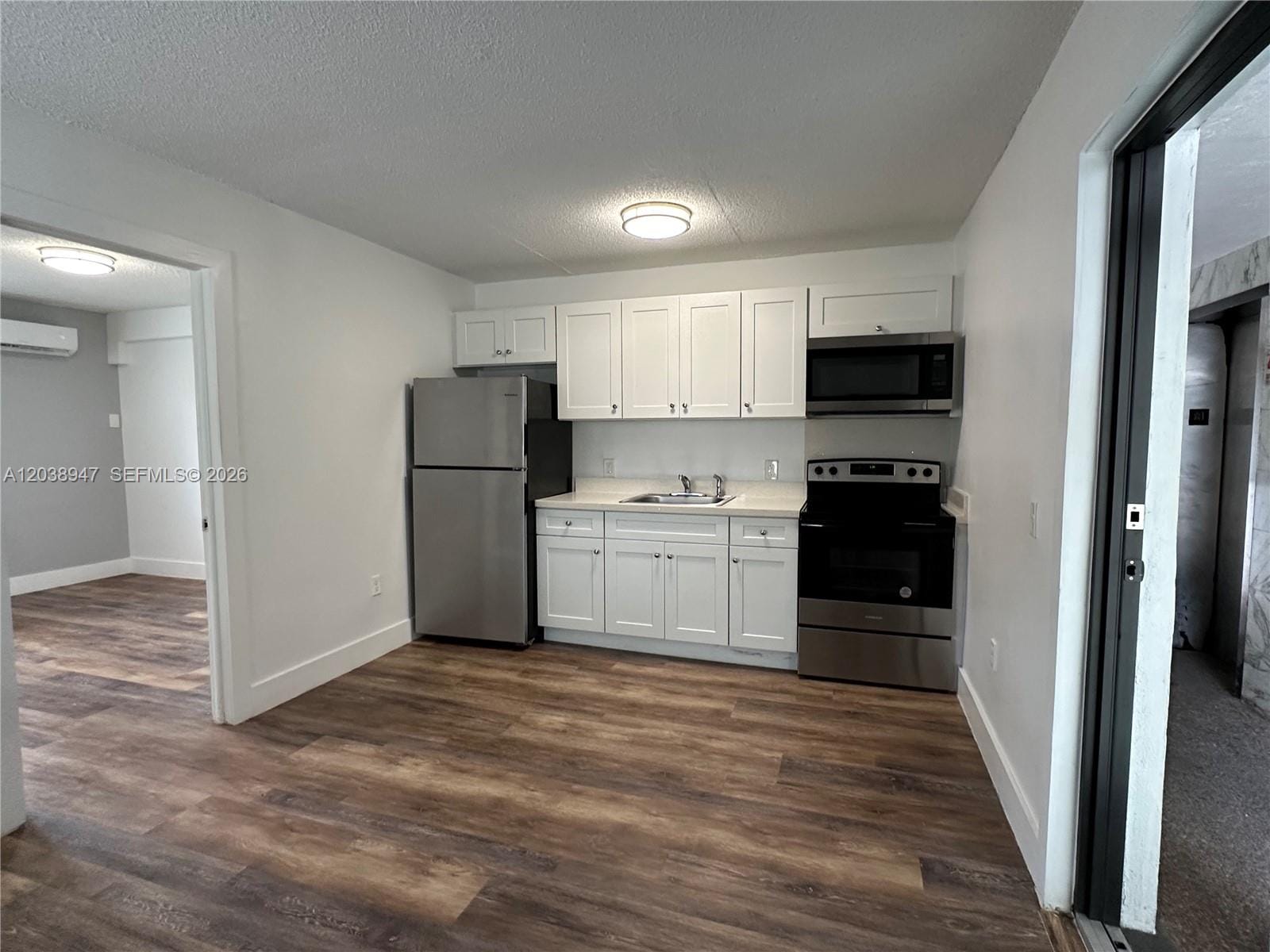 529 SW 4th Street 104 — photo 3