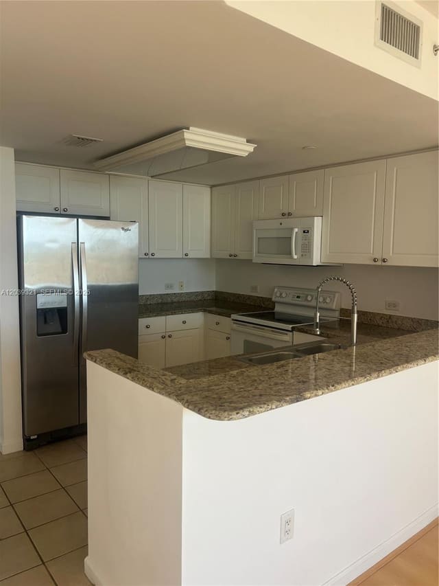 19501 W Country Club Drive 611, Aventura, FL 33180