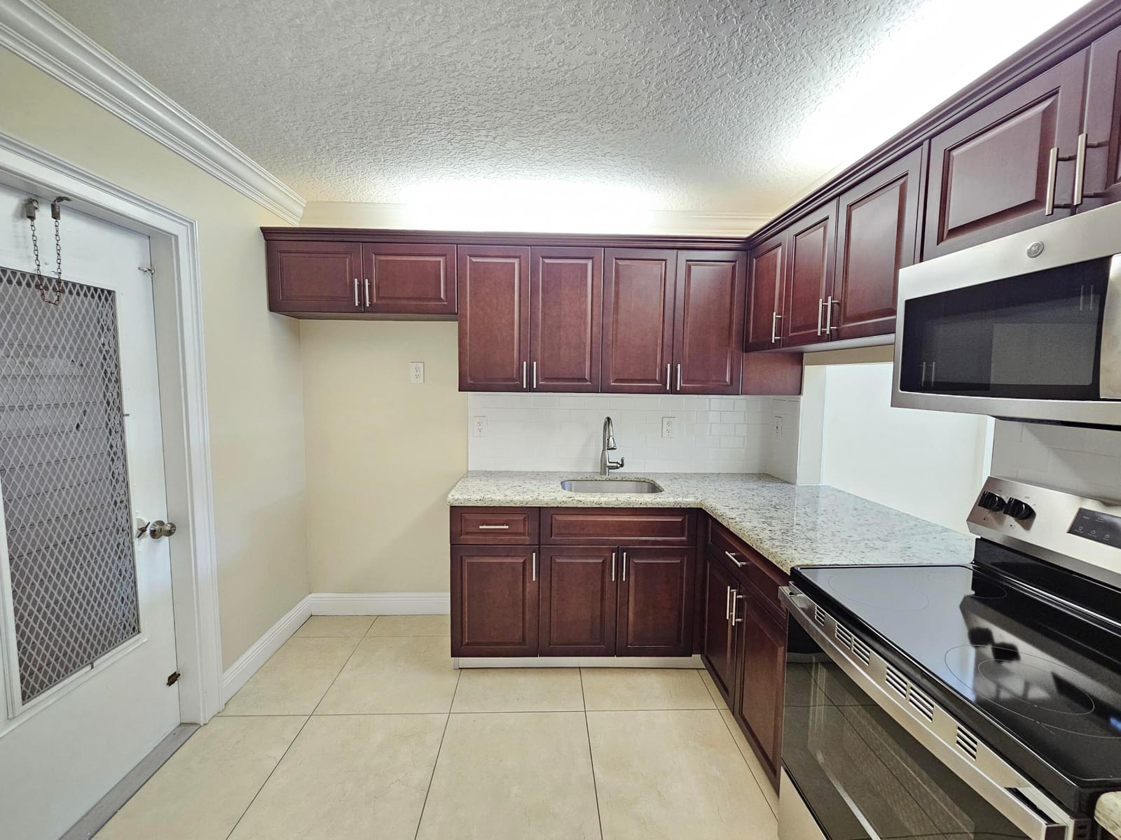 2562 Garden Drive N 202 — photo 5