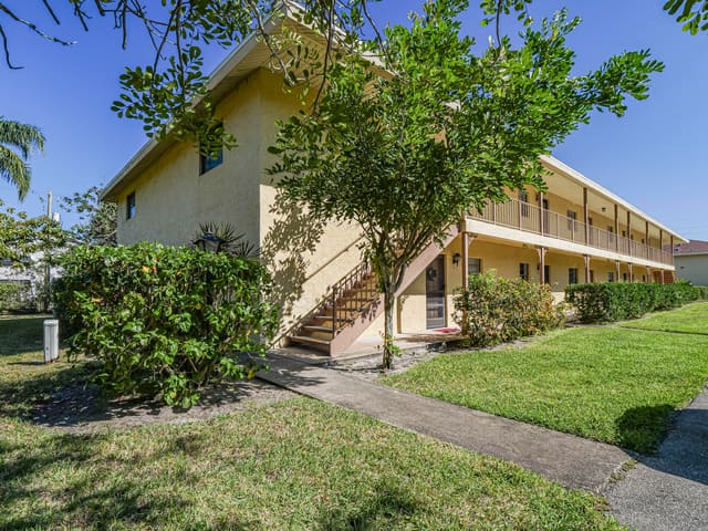 400 18th Street G2, Oak Park Terrace, Vero Beach, FL