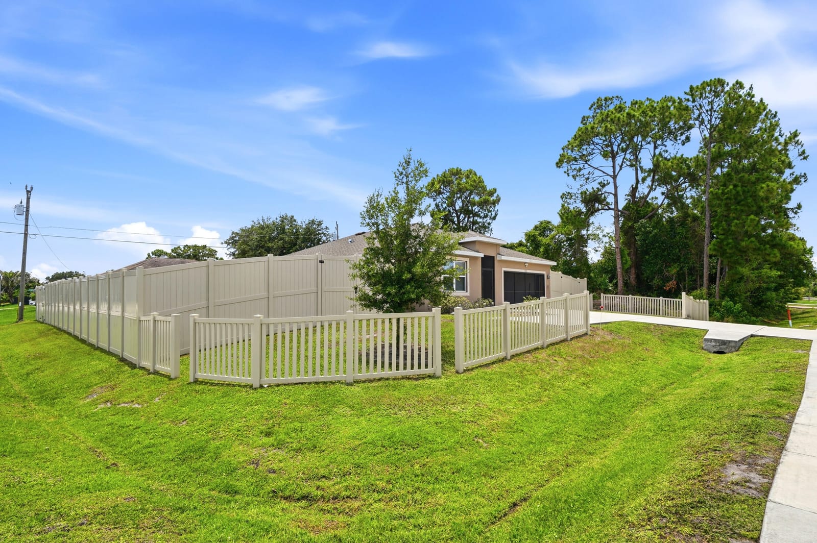 1572 SW Paar Drive — photo 3