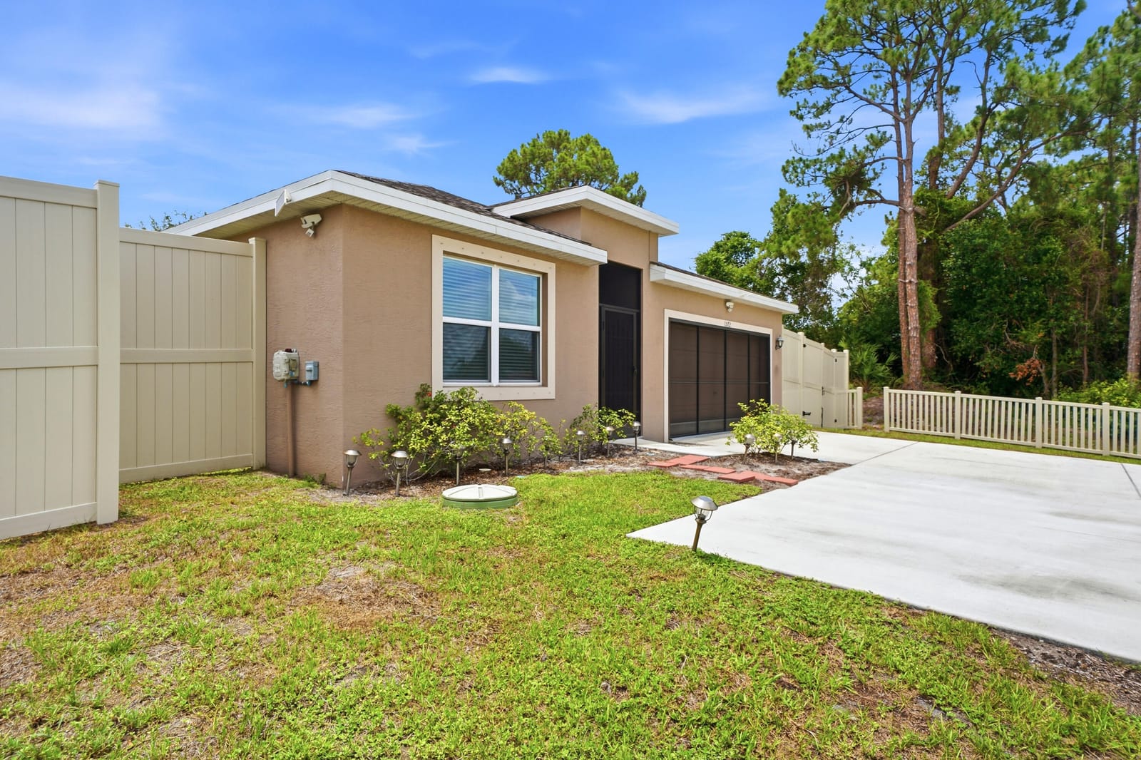1572 SW Paar Drive — photo 4