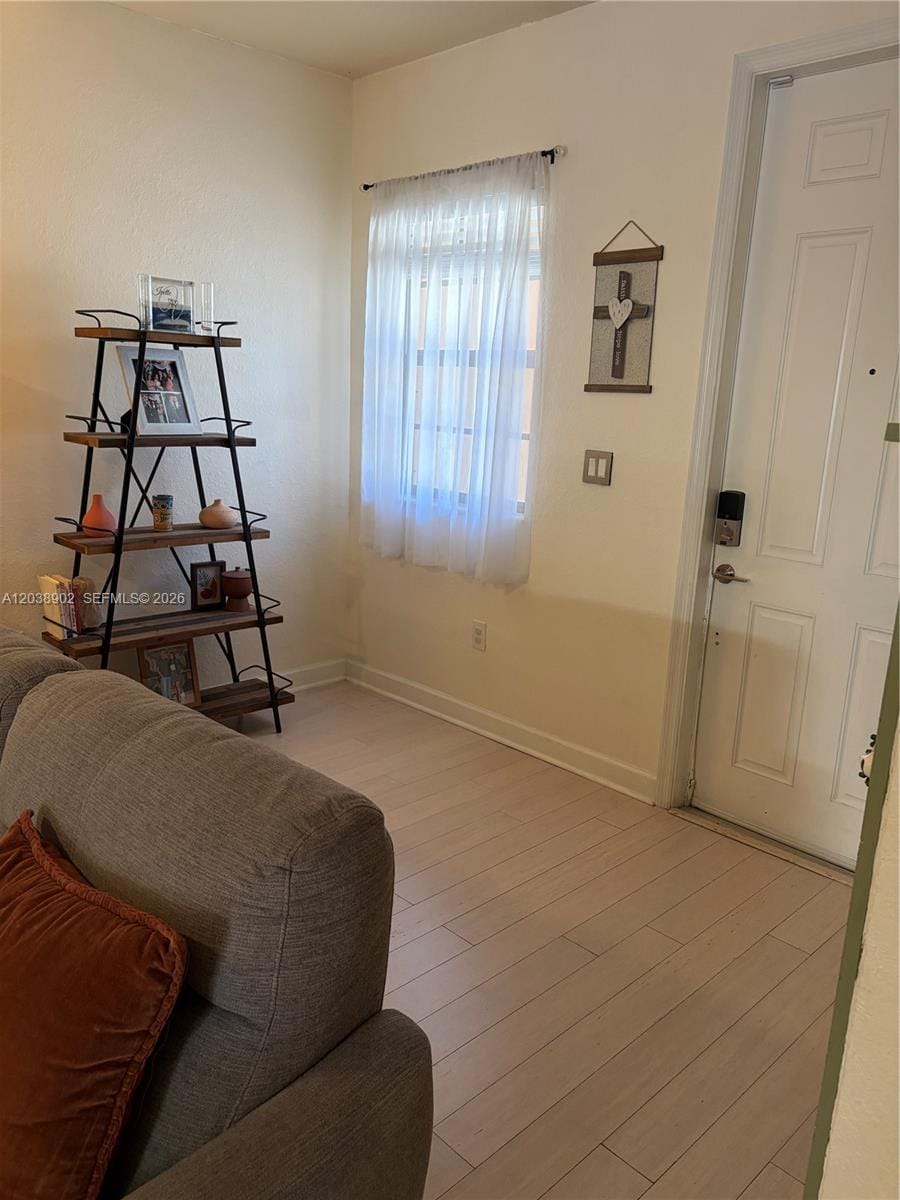 370 NE 37th Place — photo 2