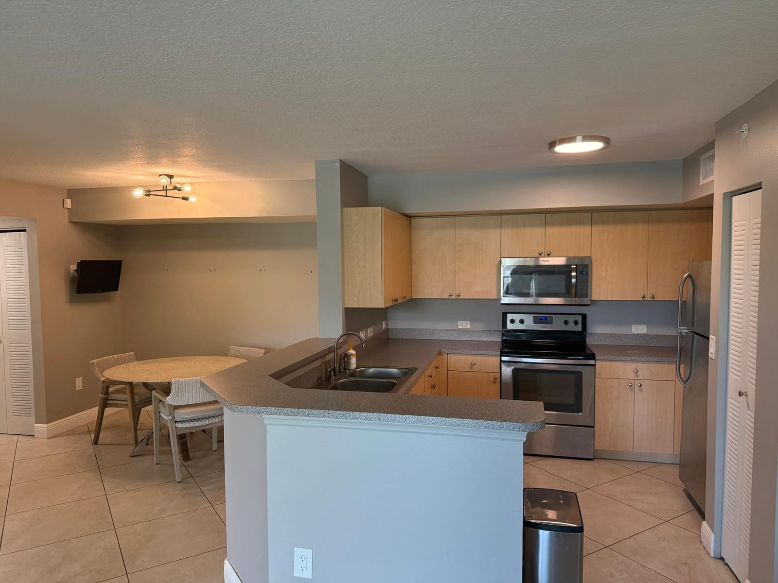 902 Villa Circle — photo 6