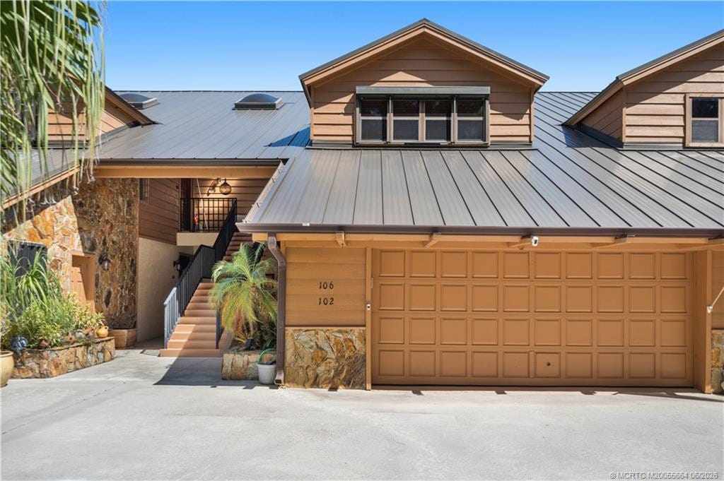 Pending home at 102 SE Crestwood Circle, Stuart, FL 34997