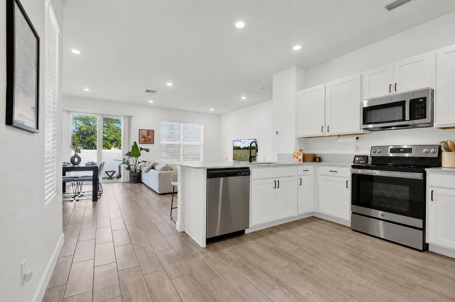 4246 Lagoon Shore Drive — photo 2