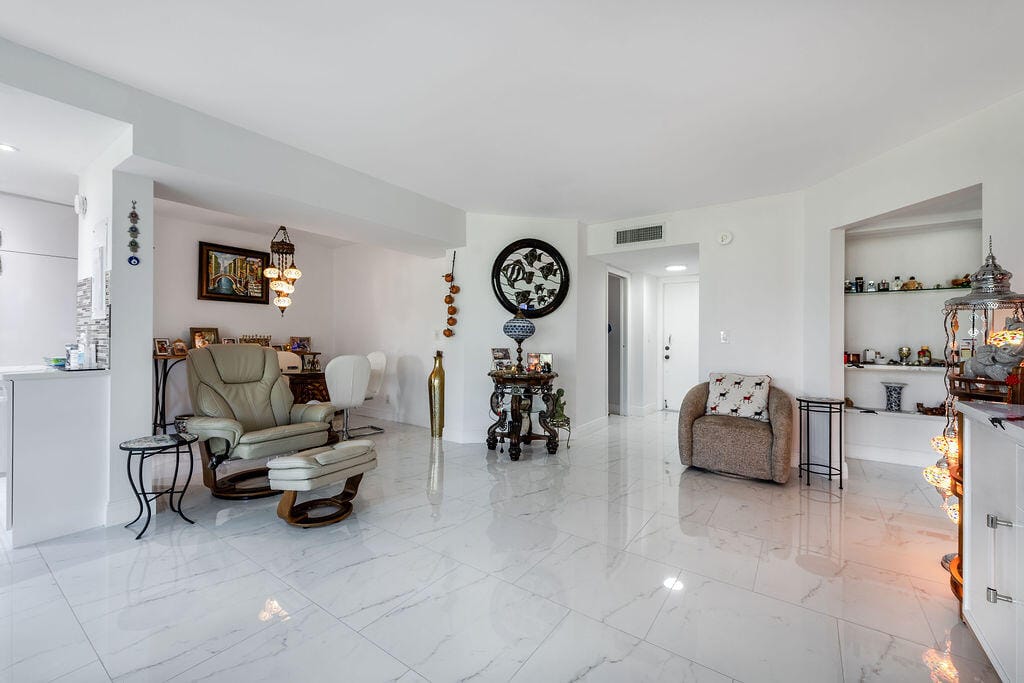 3661 Via Poinciana — photo 4