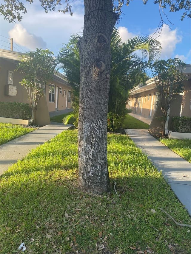 2011 NE 167th Street 9, North Miami Beach, FL 33162
