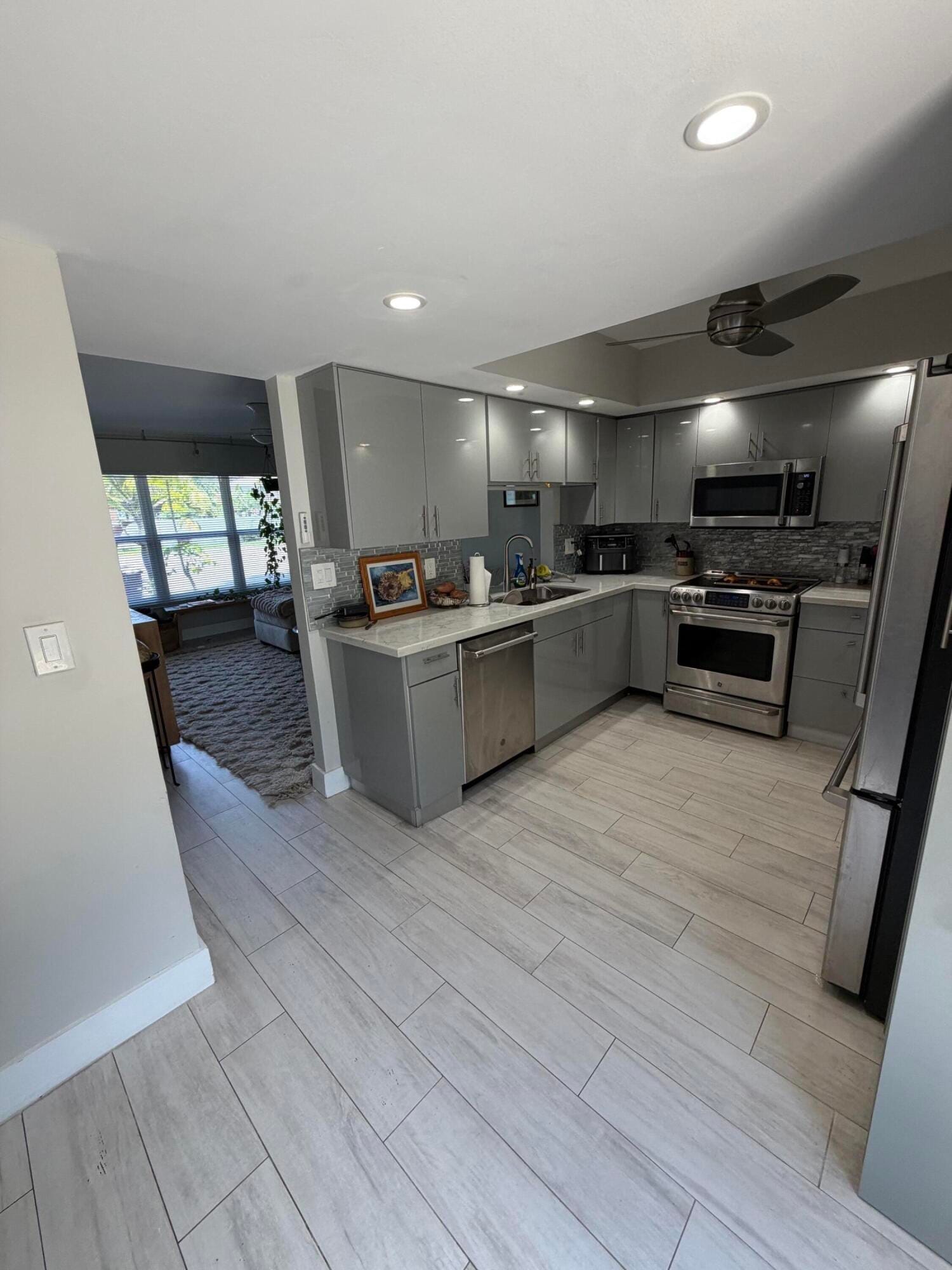 806 NW 41st Court . — photo 11