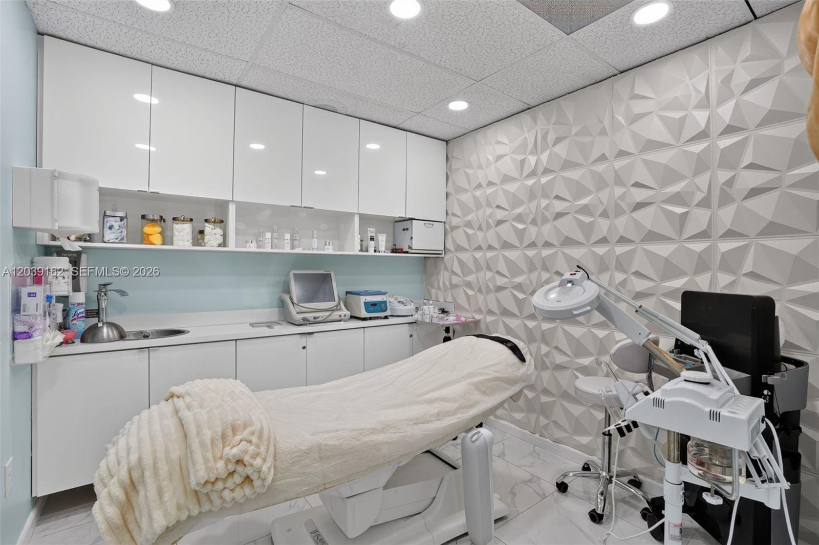 Laser and Electrolysis Laser And Electrolysis Clinic For Sale On Coral Way — photo 10