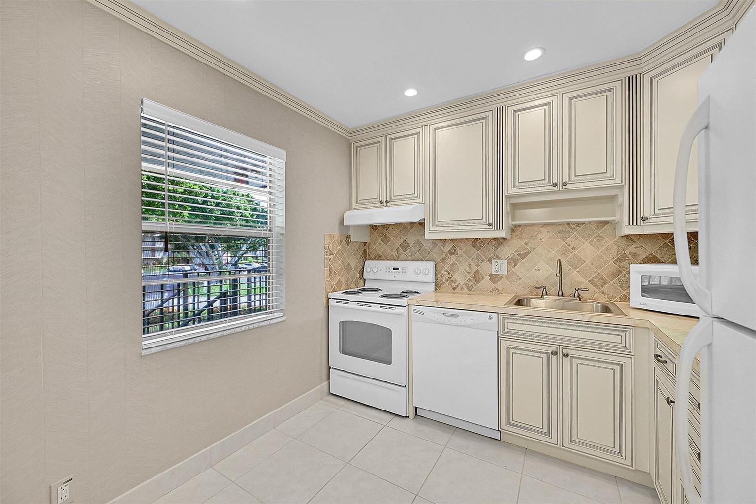 23 Abbey Lane 202, Delray Beach, FL 33446 photo 4