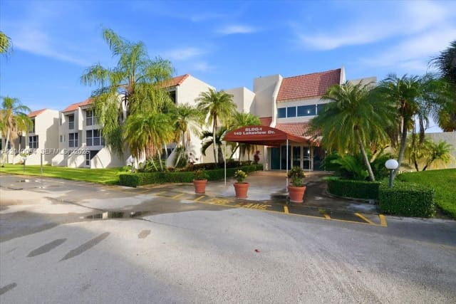 140 Lakeview Drive 210, Weston, FL 33326