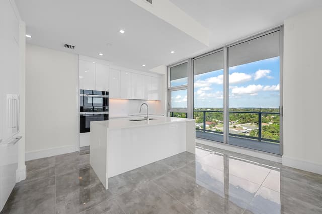 220 Lake Shore Drive 923, Lake Park, FL 33403