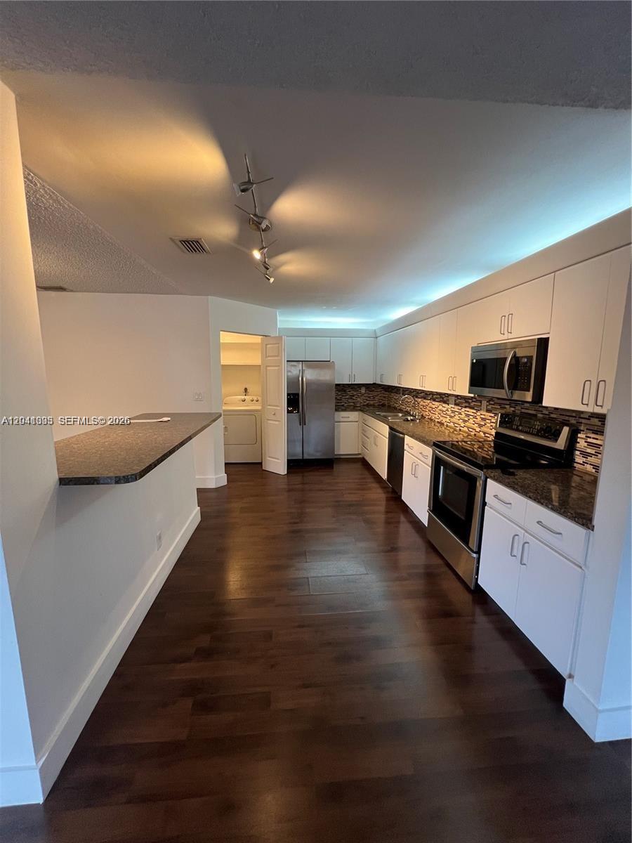 561 Racquet Club Road 21, Weston, FL 33326, Weston