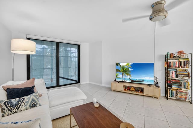 3900 N Hills Drive 306-, Hollywood, FL 33021