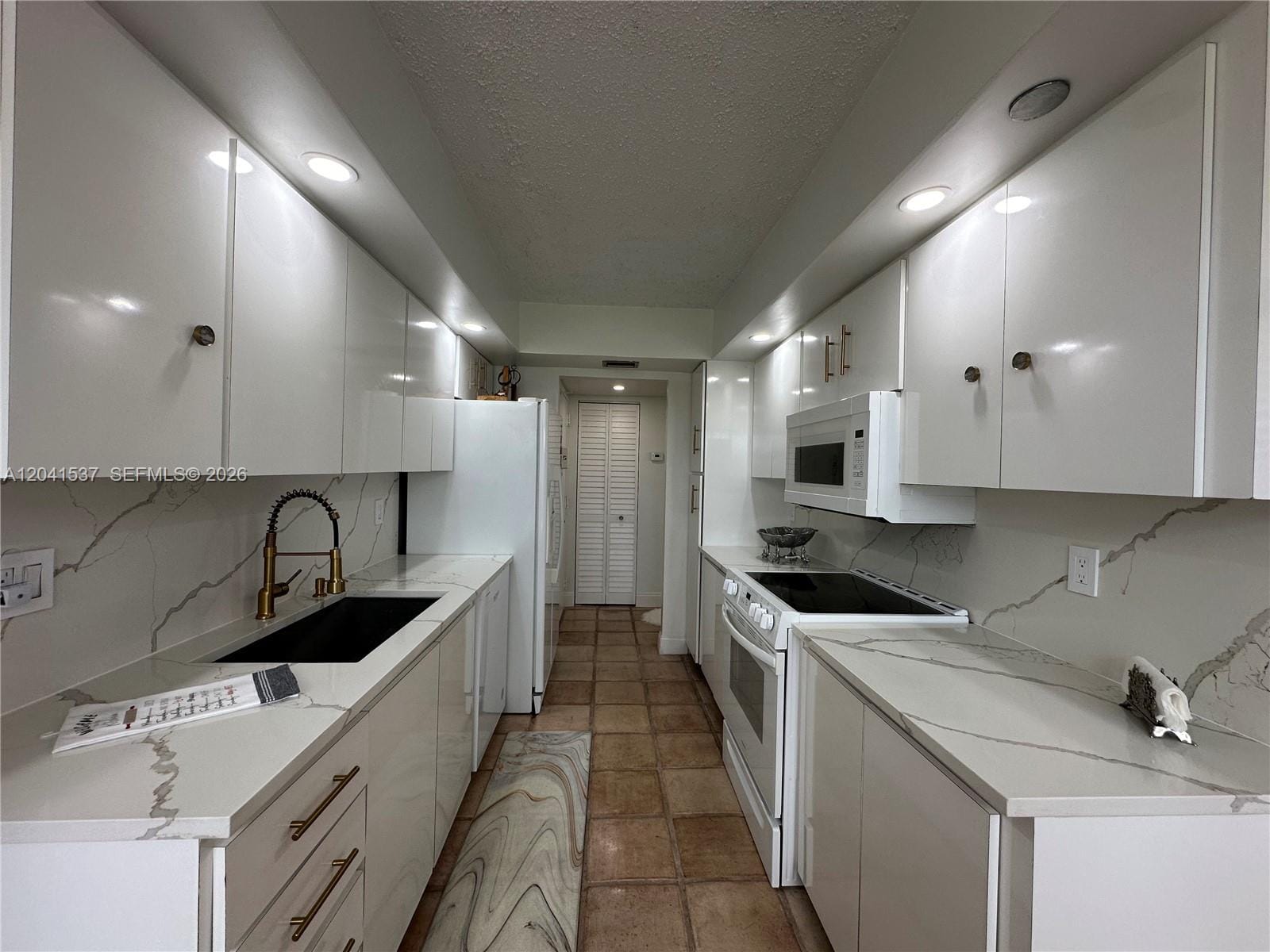 1200 Saint Charles Place 618 — photo 2