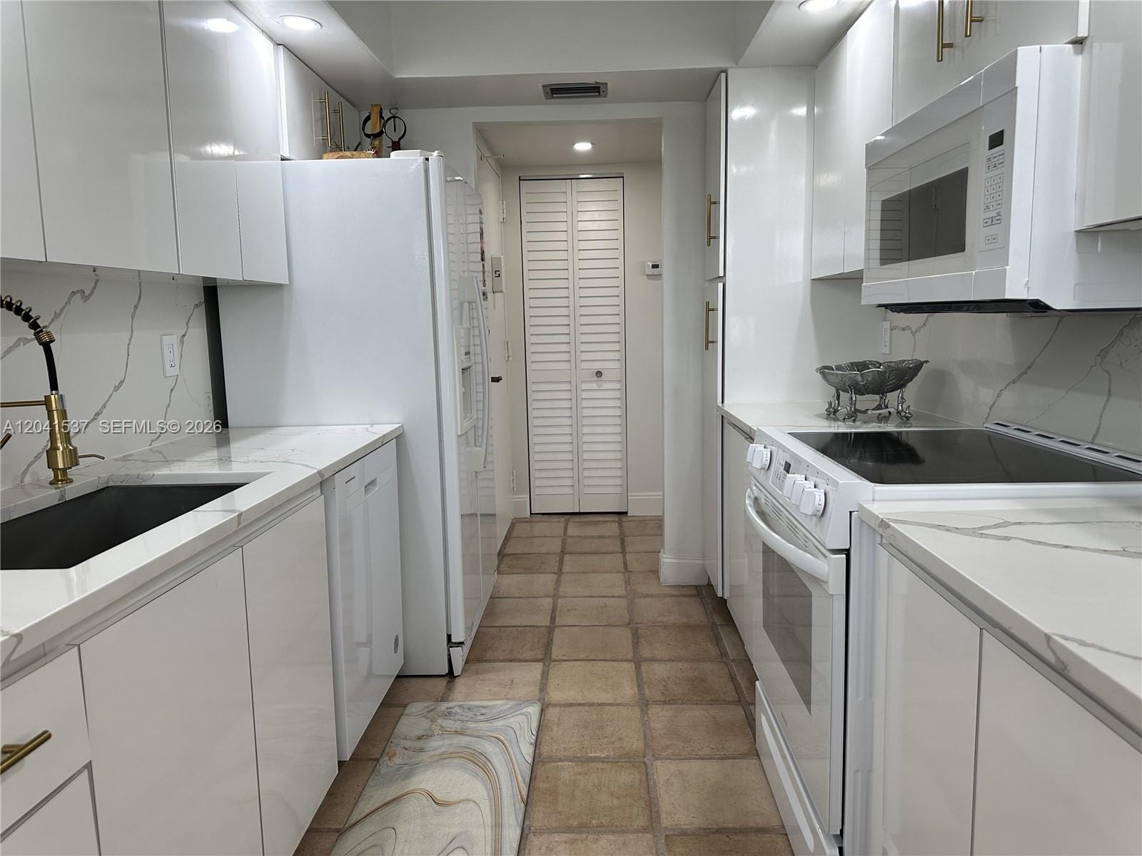 1200 Saint Charles Place 618 — photo 3