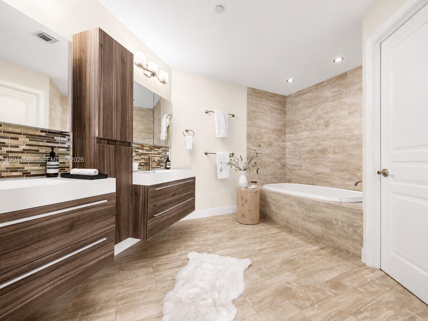 2645 S Bayshore Drive 304 — photo 8