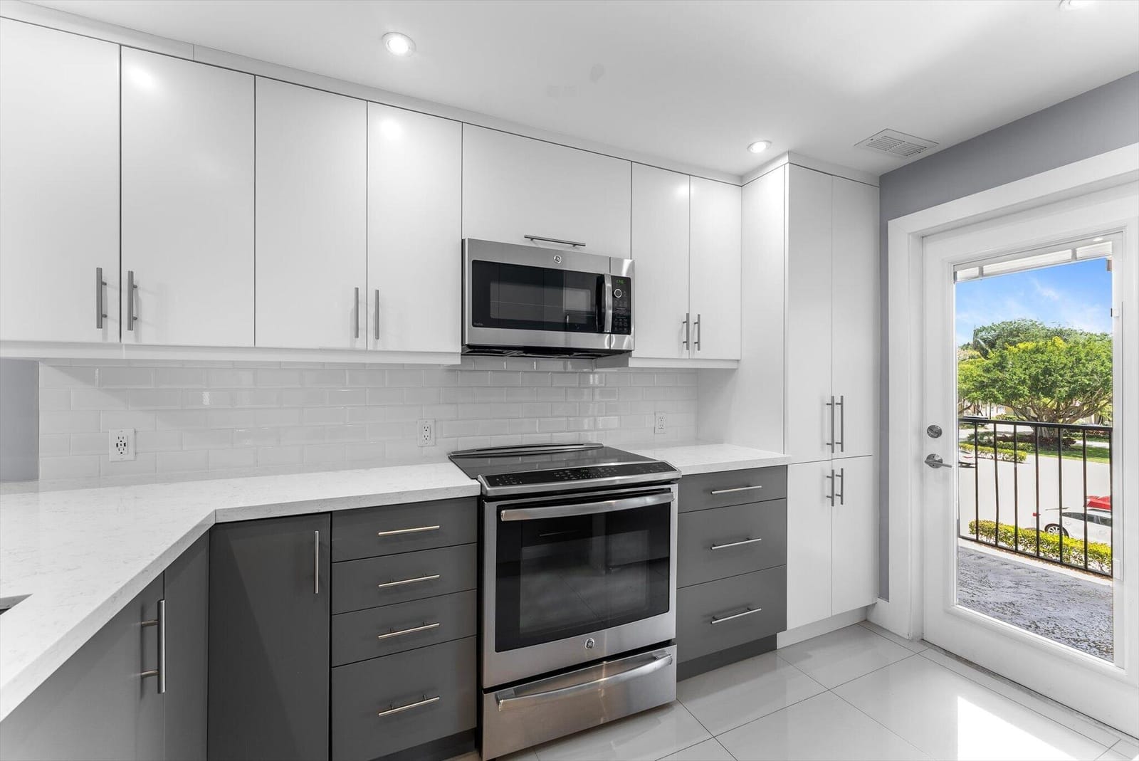 3200 N Palm Aire Drive 310 — photo 7