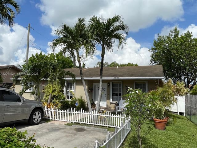 906 SW 8th Avenue, Hallandale Beach, FL 33009