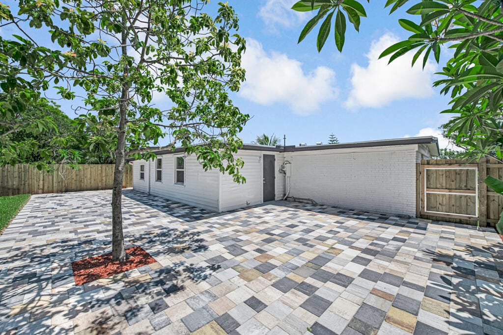 12063 Acapulco Avenue — photo 9