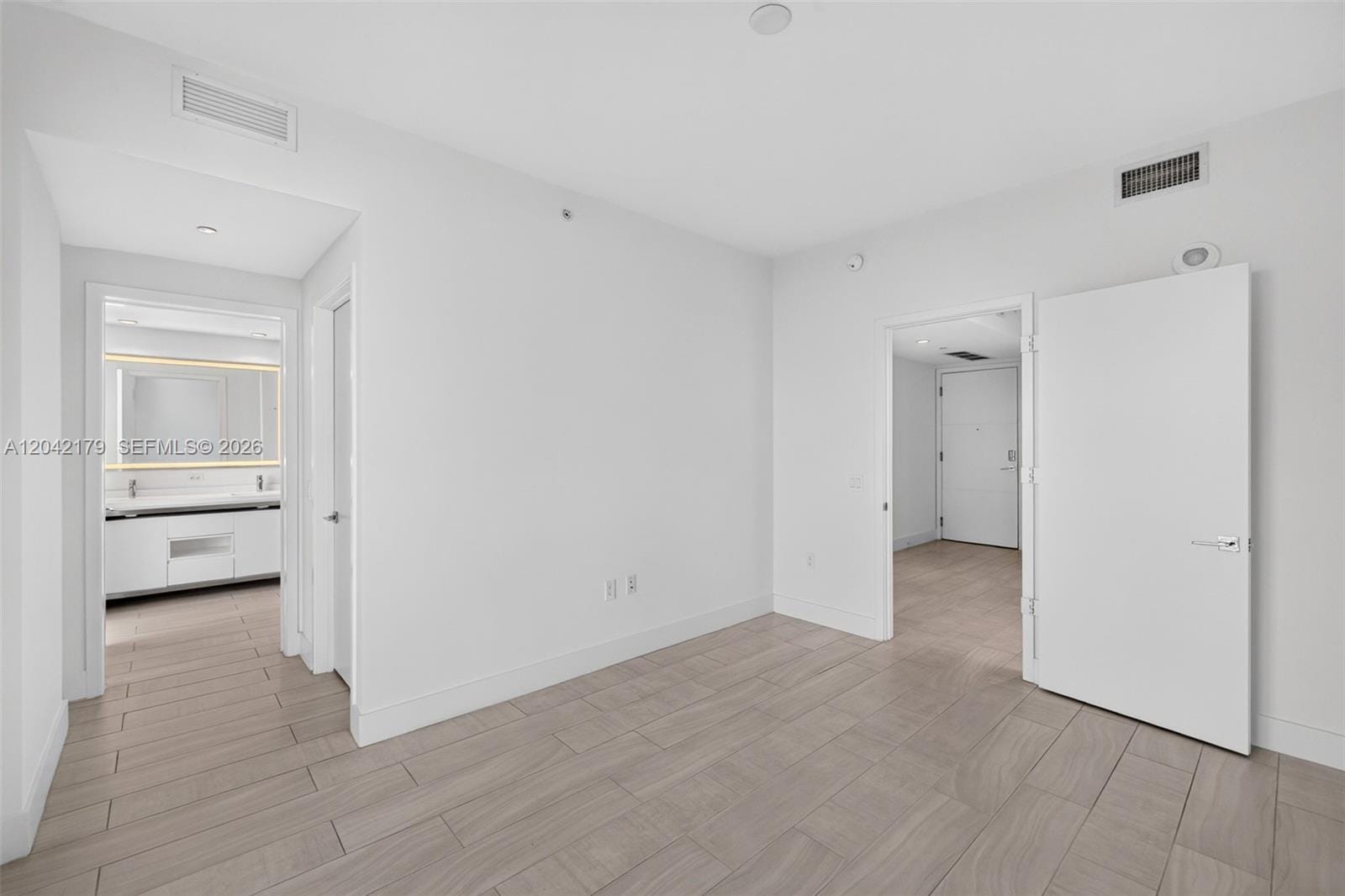 2000 Metropica Way 903 — photo 10