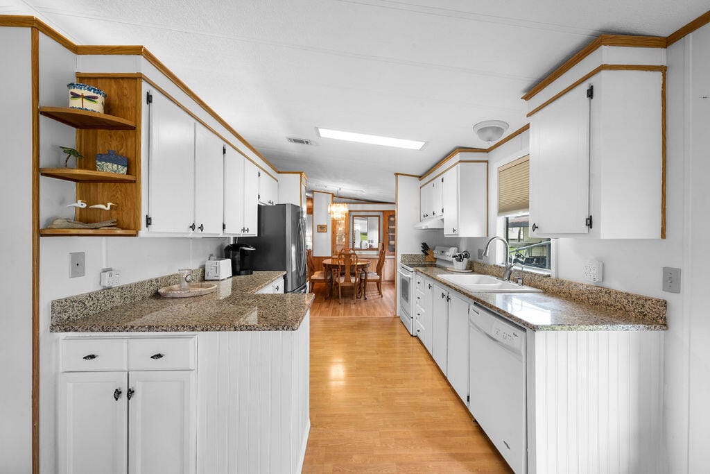7894 SE Saratoga Drive E, Hobe Sound, FL 33455 photo 14