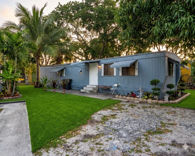 3 Ferne Lane, Greenacres, FL 33467