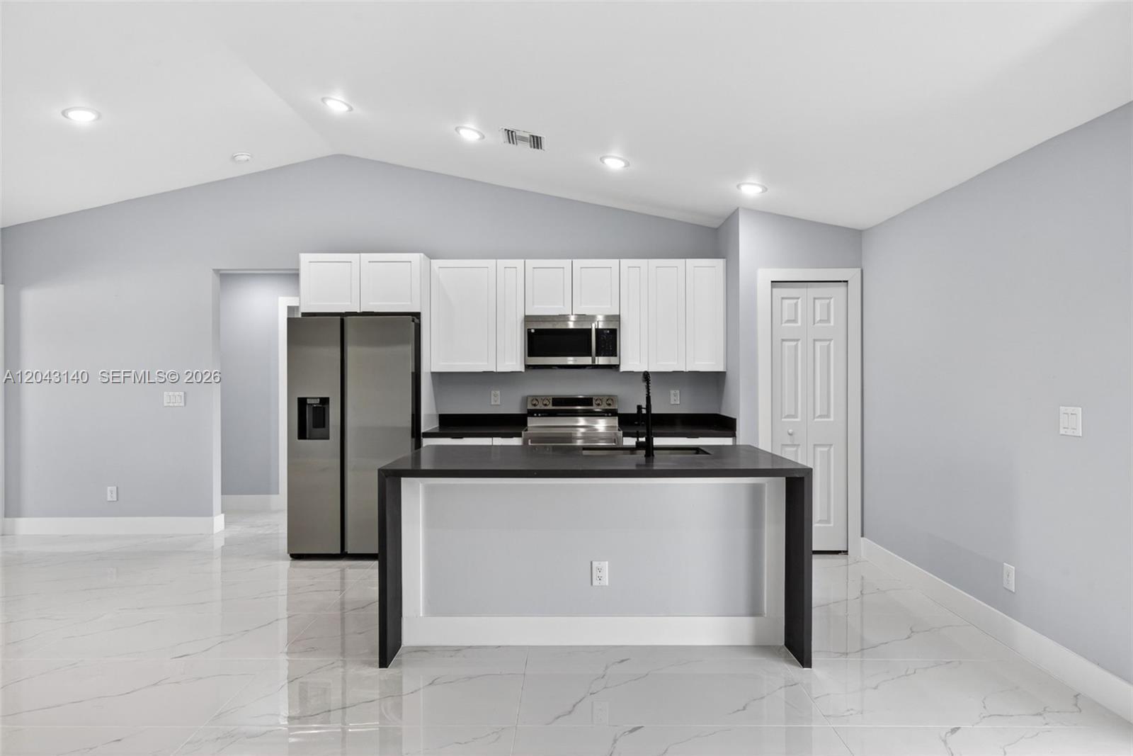 704 E Carbon — photo 10