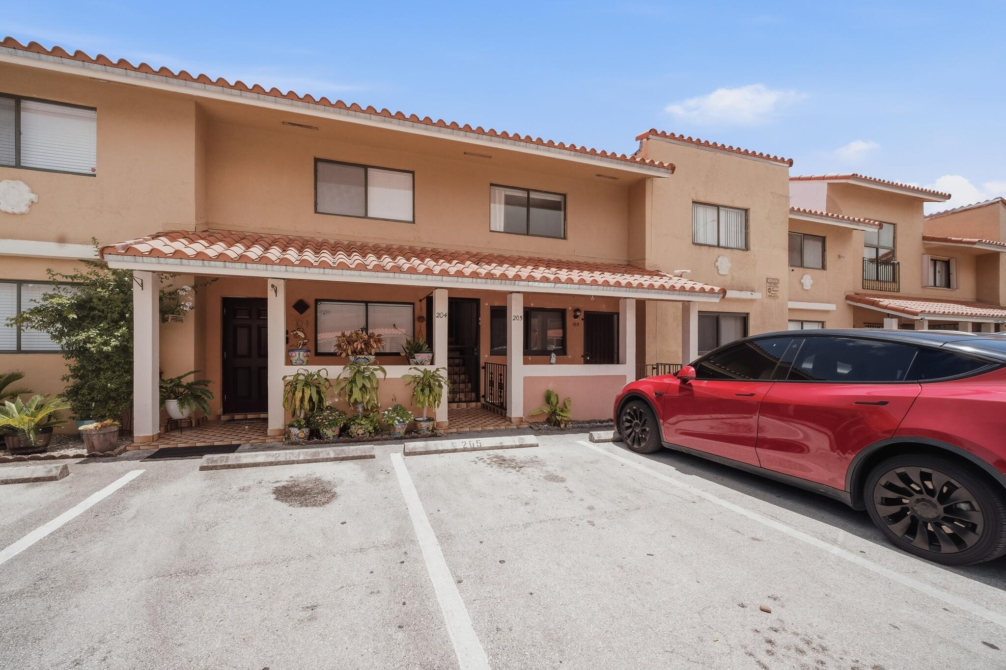 2710 W 60th Place 205, Hialeah, FL 33016, Hialeah