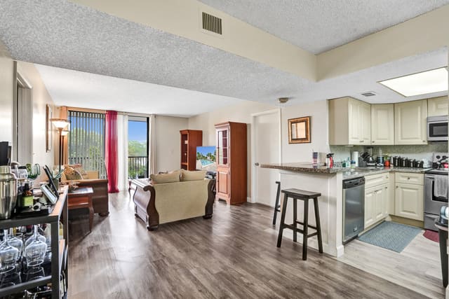 5570 NW 44th Street 305a, Inverwood, Lauderhill, FL