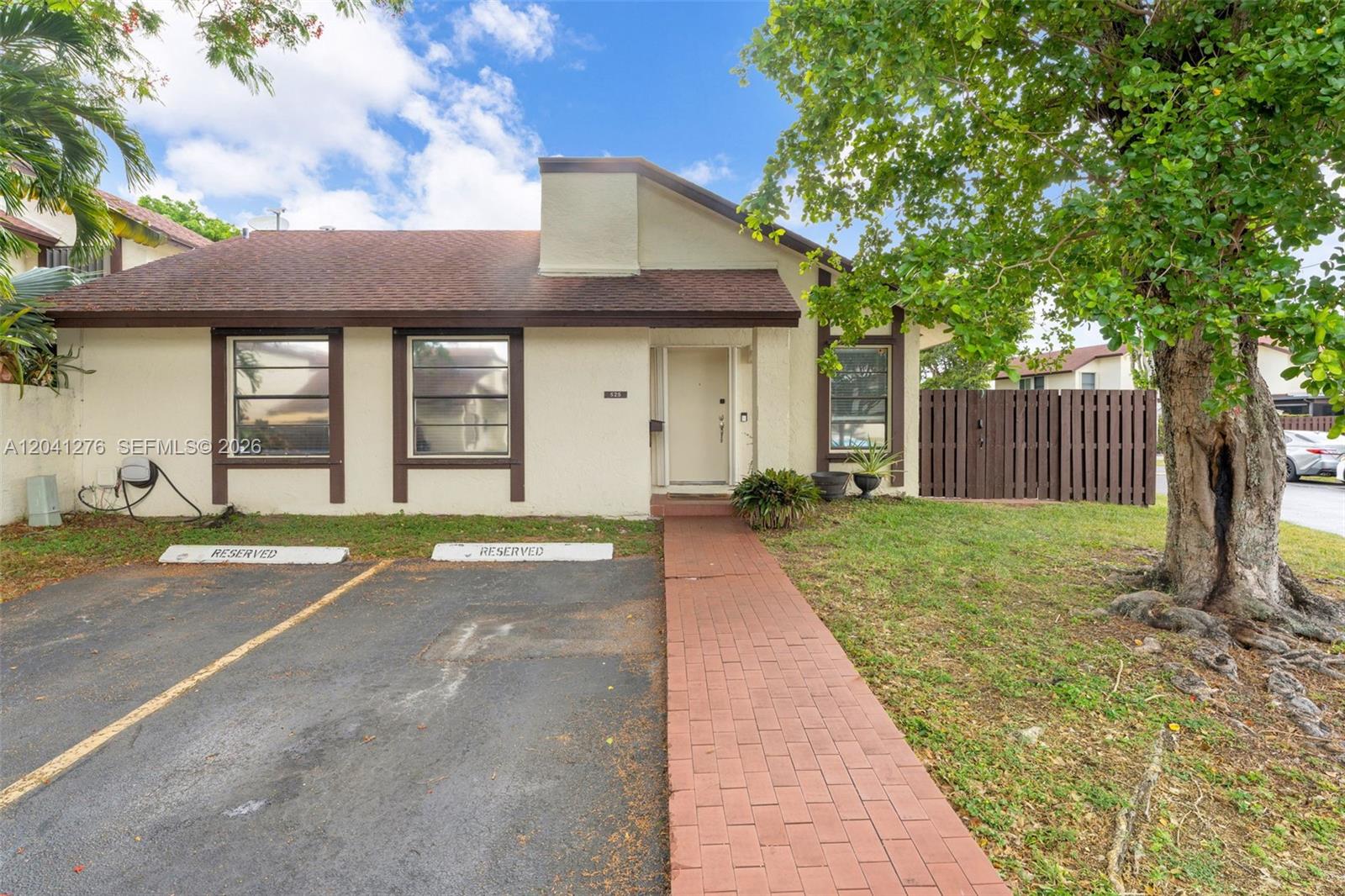 525 NW 100th Court 525, Miami, FL 33172
