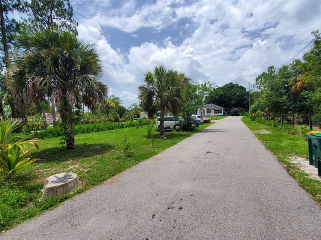 2830 NE 4th Avenue, Naples, FL 34120