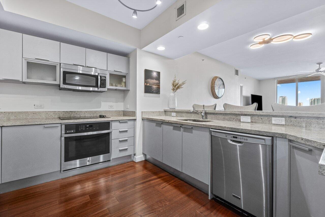 2640 Lake Shore Drive 908, Riviera Beach, FL 33404 photo 16