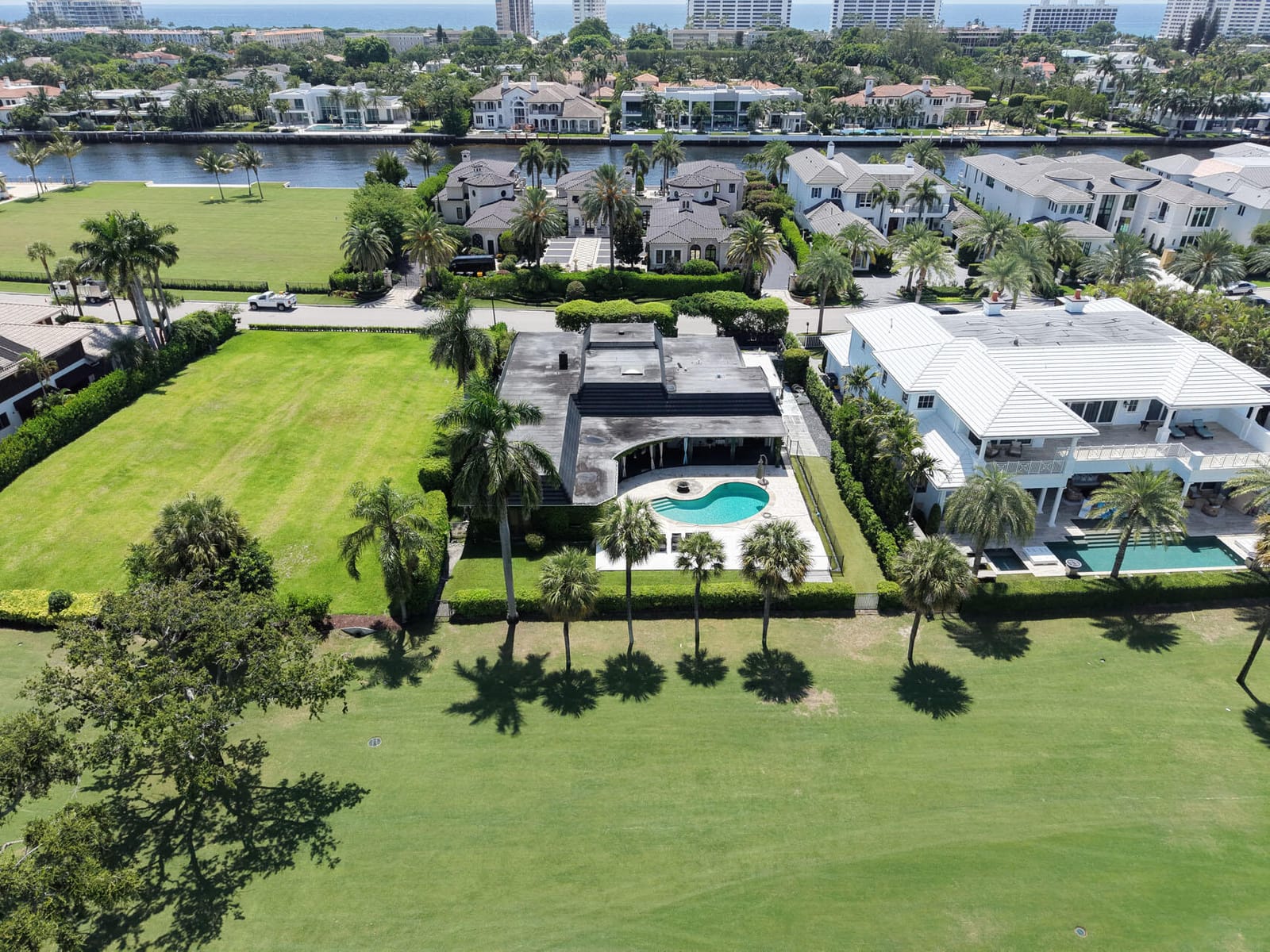 1877 Royal Palm Way — photo 3