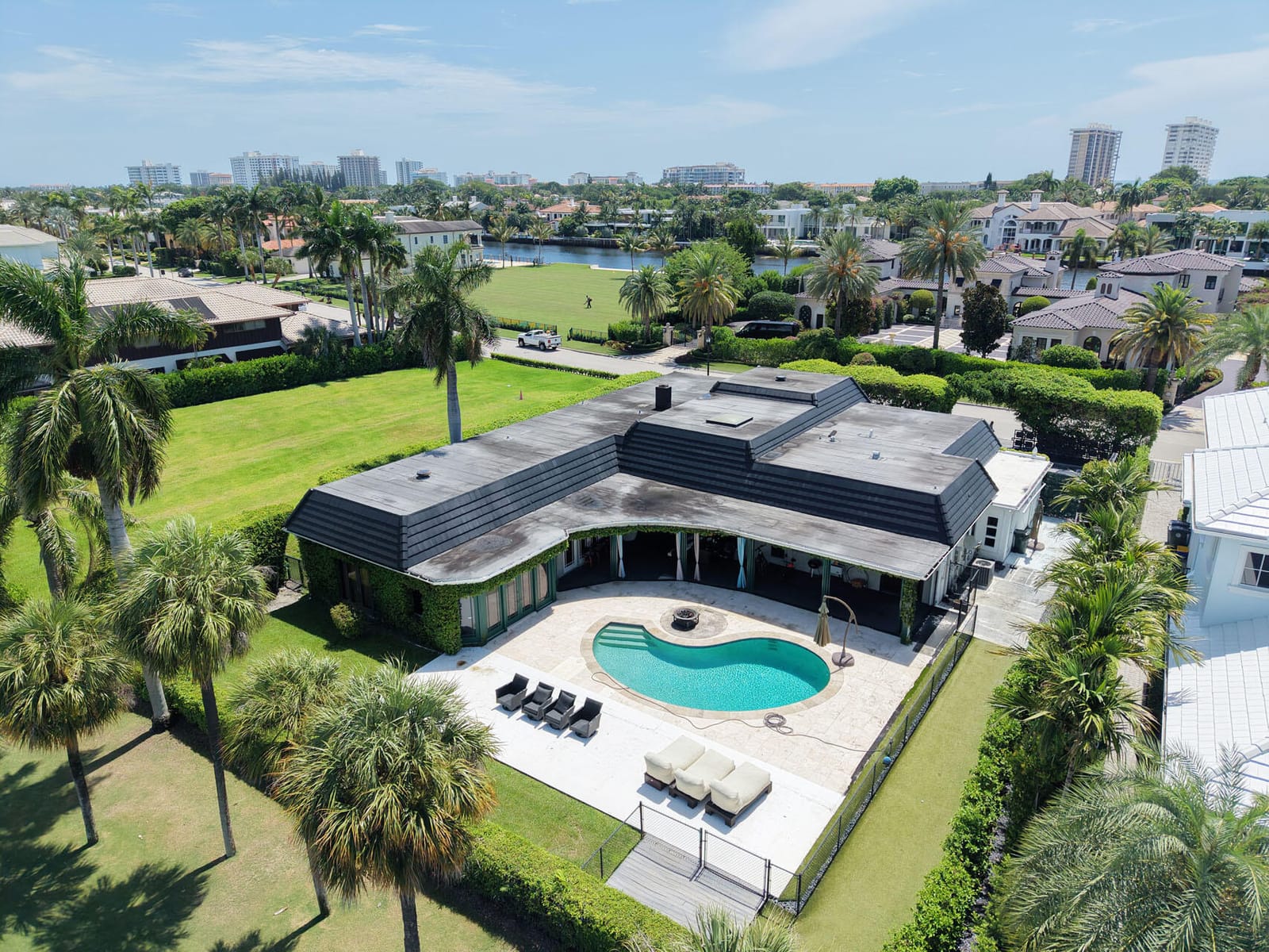 1877 Royal Palm Way — photo 4