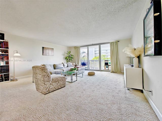 400 NE 12th Avenue 306, Meadowbrook Condo Apts Bl, Hallandale Beach, FL