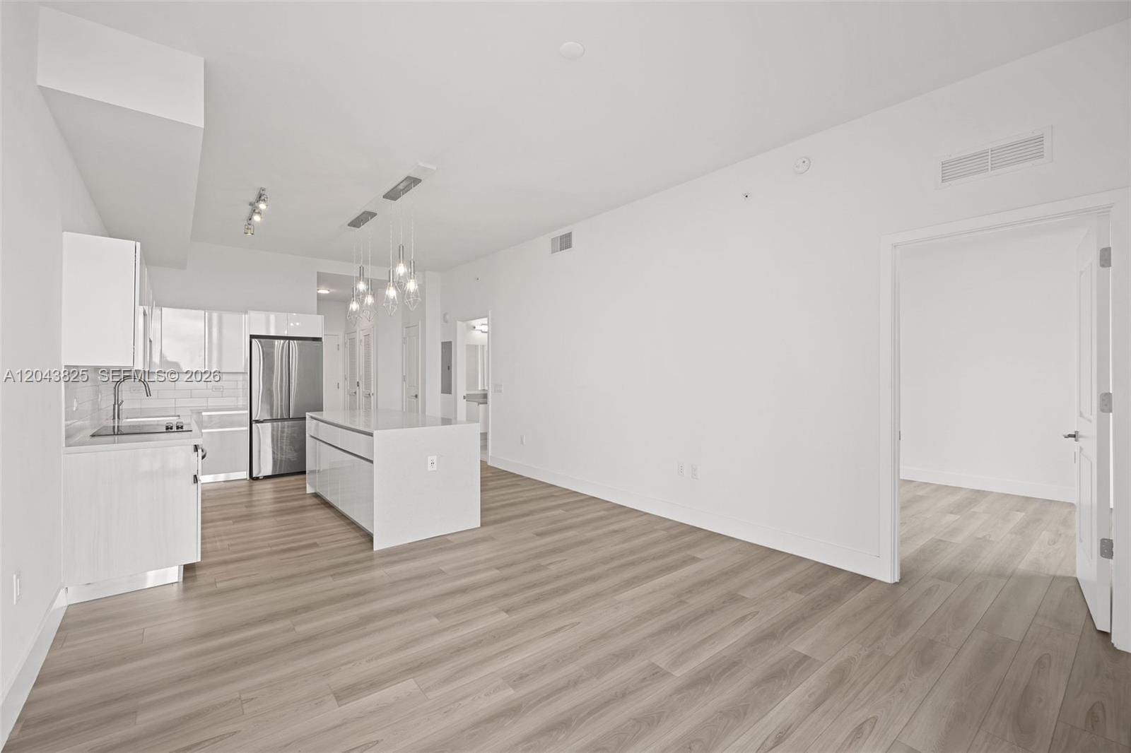 101 Diplomat Parkway 1805 — photo 10