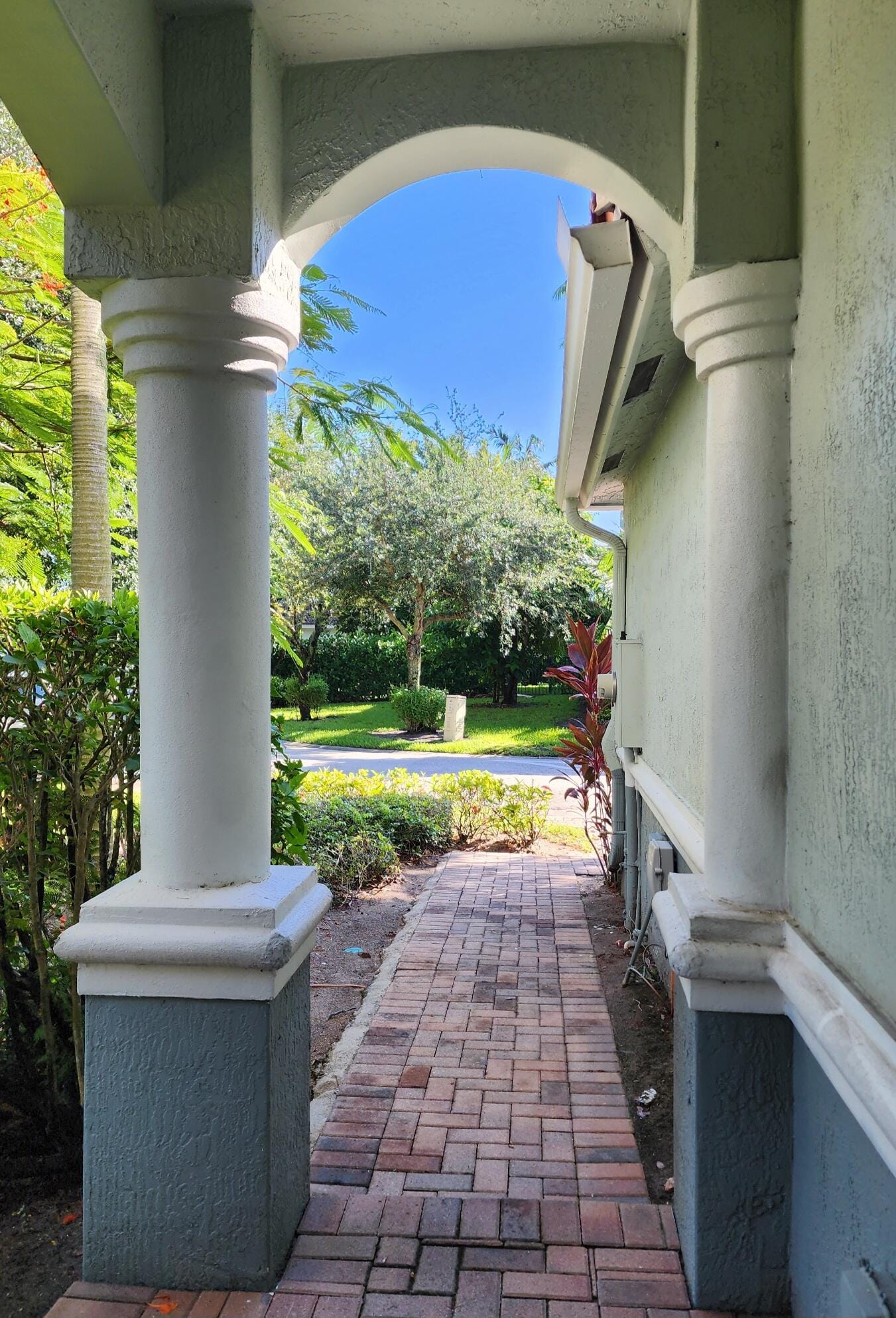 2124 Oakmont Drive — photo 3