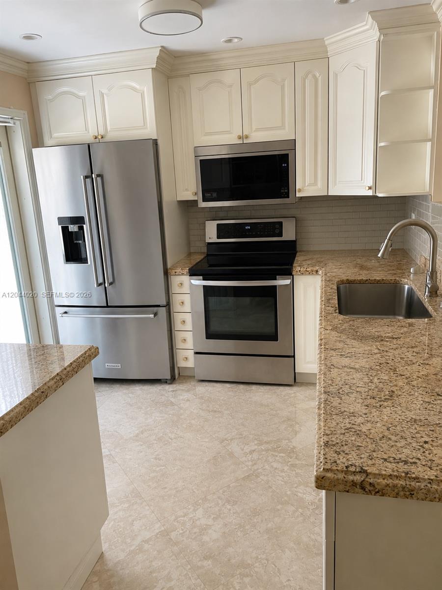 219 NE 14th Avenue 306, Hallandale Beach, FL 33009