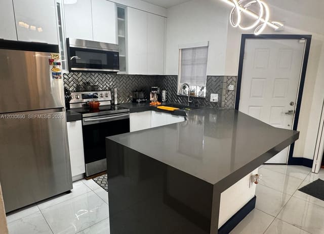 18306 NW 68th Avenue A, Hialeah, FL 33015