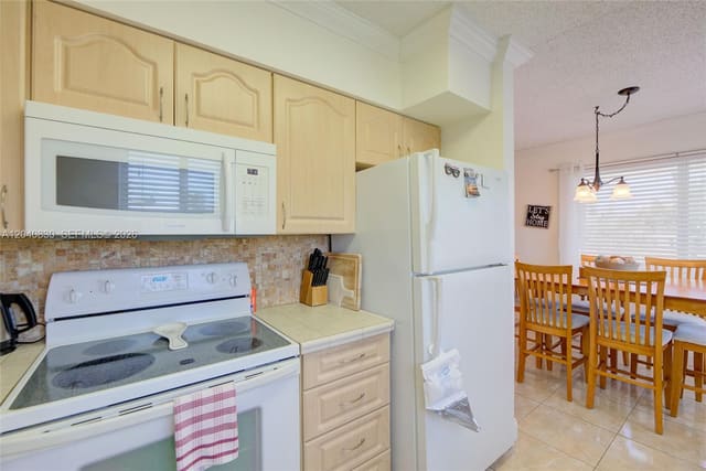 920 SW 10th Terrace 12R, Rolen Lake Gardens Co Op, Hallandale Beach, FL