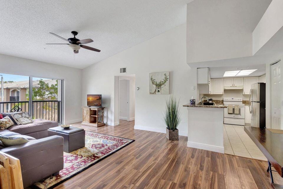 1400 S Crestwood Court S 1407 — photo 4